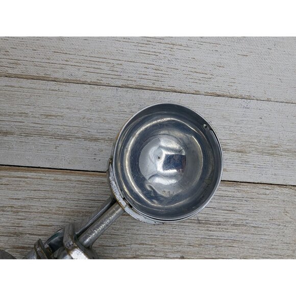 Vintage Benedict Indestructo Size 24 Wood Handle Ice Cream Scoop 2" Scoop No. 14 - Picture 3 of 7